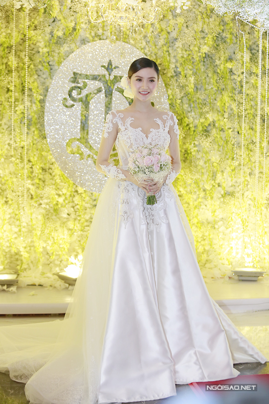 Ngọc Duyên rạng rỡ bên chồng đại gia 43 tuổi trong tiệc cưới ở Hà Nội